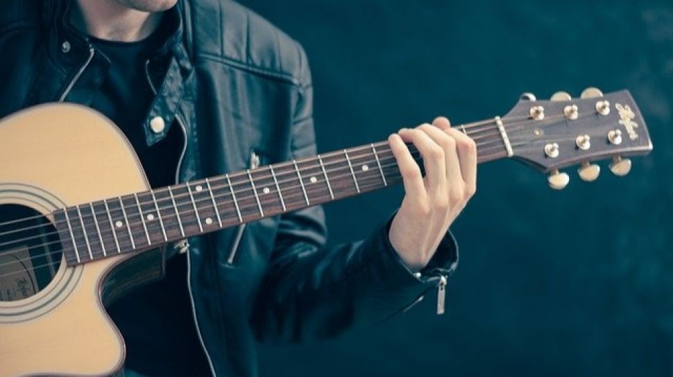 15 Manfaat Bermain Gitar Luar Biasa Untuk Kehidupan Sosial
